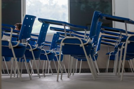 Carteiras em sala de aula do Campus Caxias.